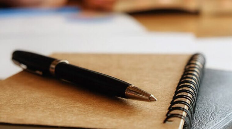 education-concept-student-studying-brainstorming-campus-concept-close-up-students-discussing-their-subject-books-textbooks-selective-focus-e1649273787100